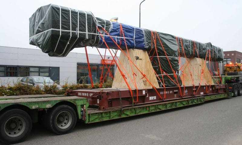 Dakkraan transport op dieplader