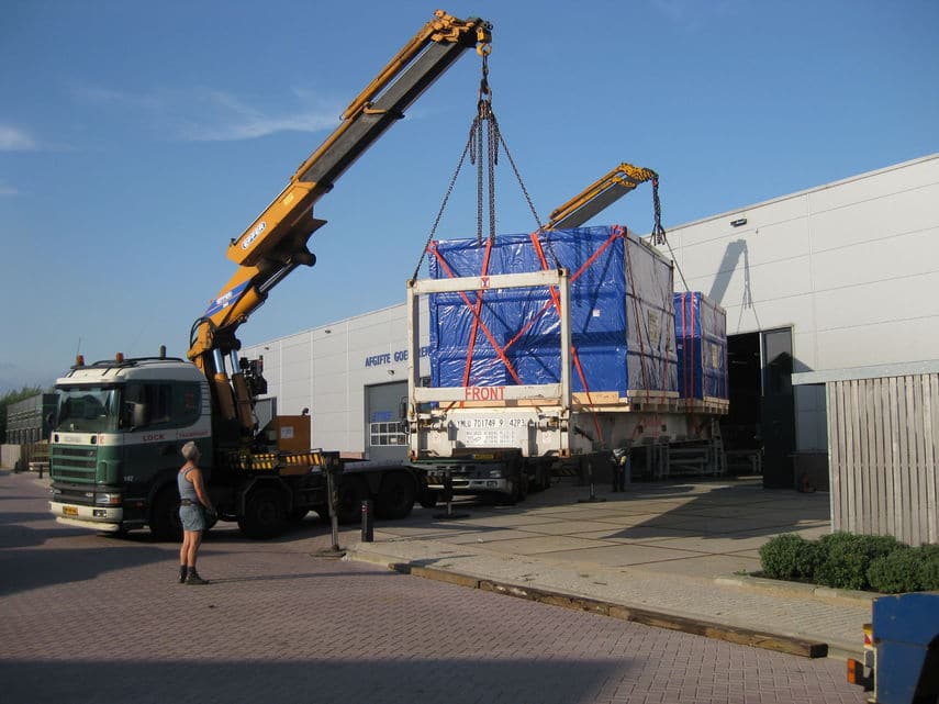 Flatrack met project cargo gehesen door kraan