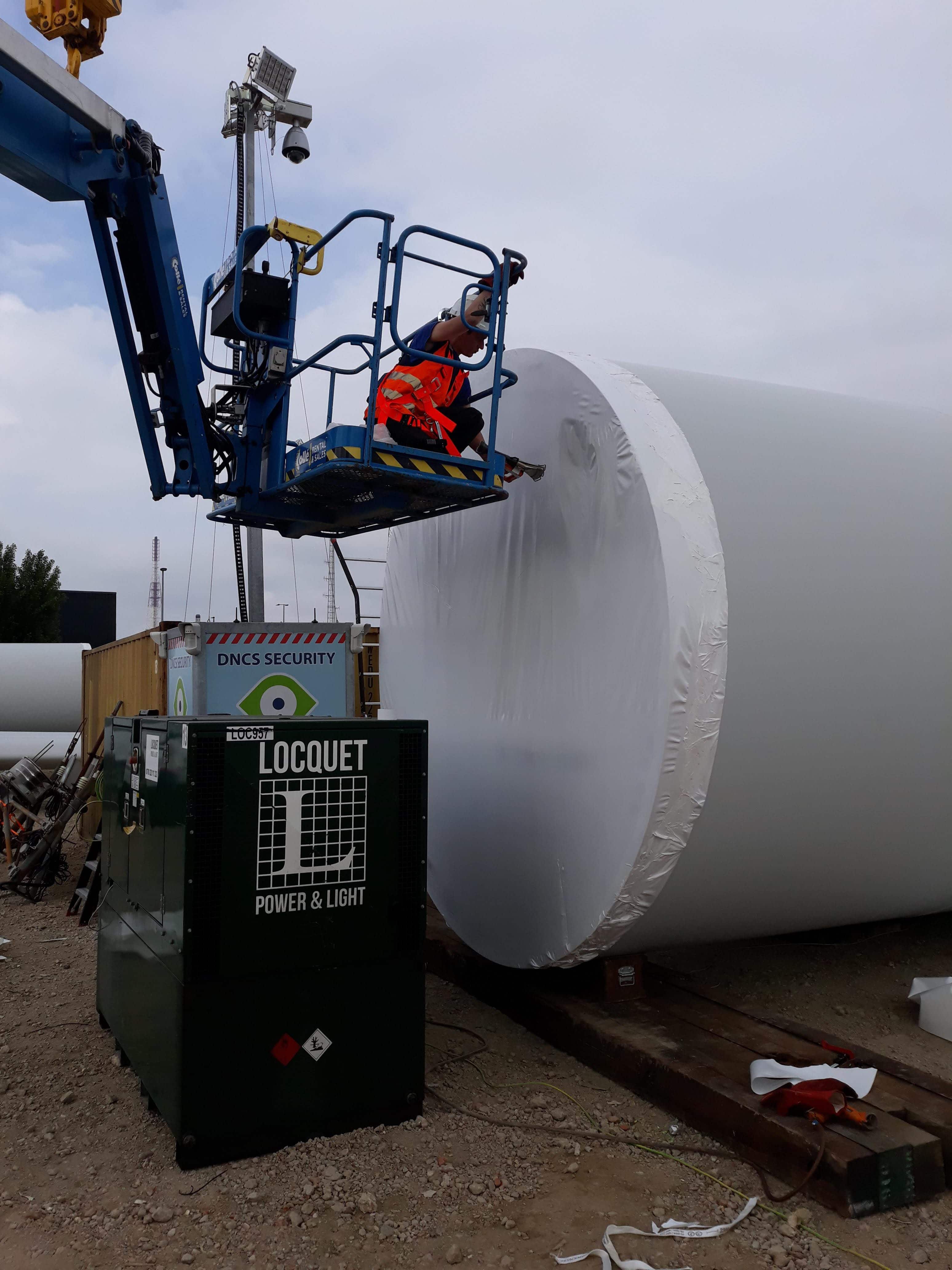 Krimpfolie aanbrengen op windturbine