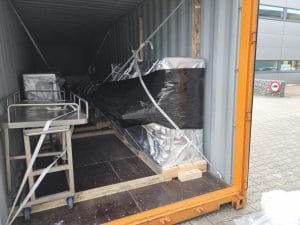 Onderdelen medische unit in container