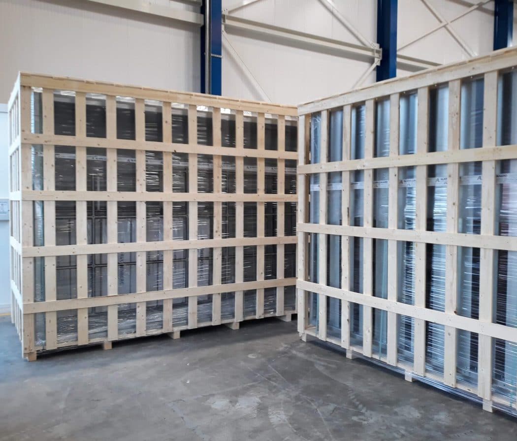 Exportkrat met machineonderdelen 2