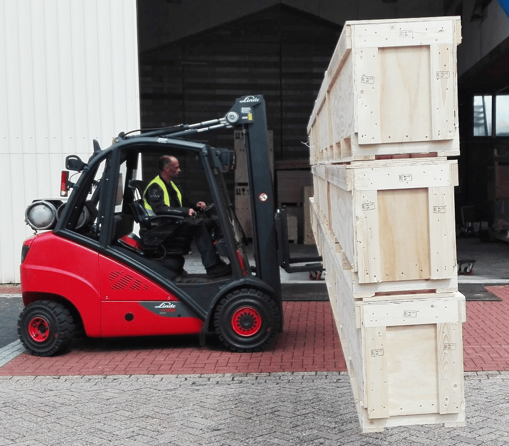 Transportkisten van grote lengte op heftruck