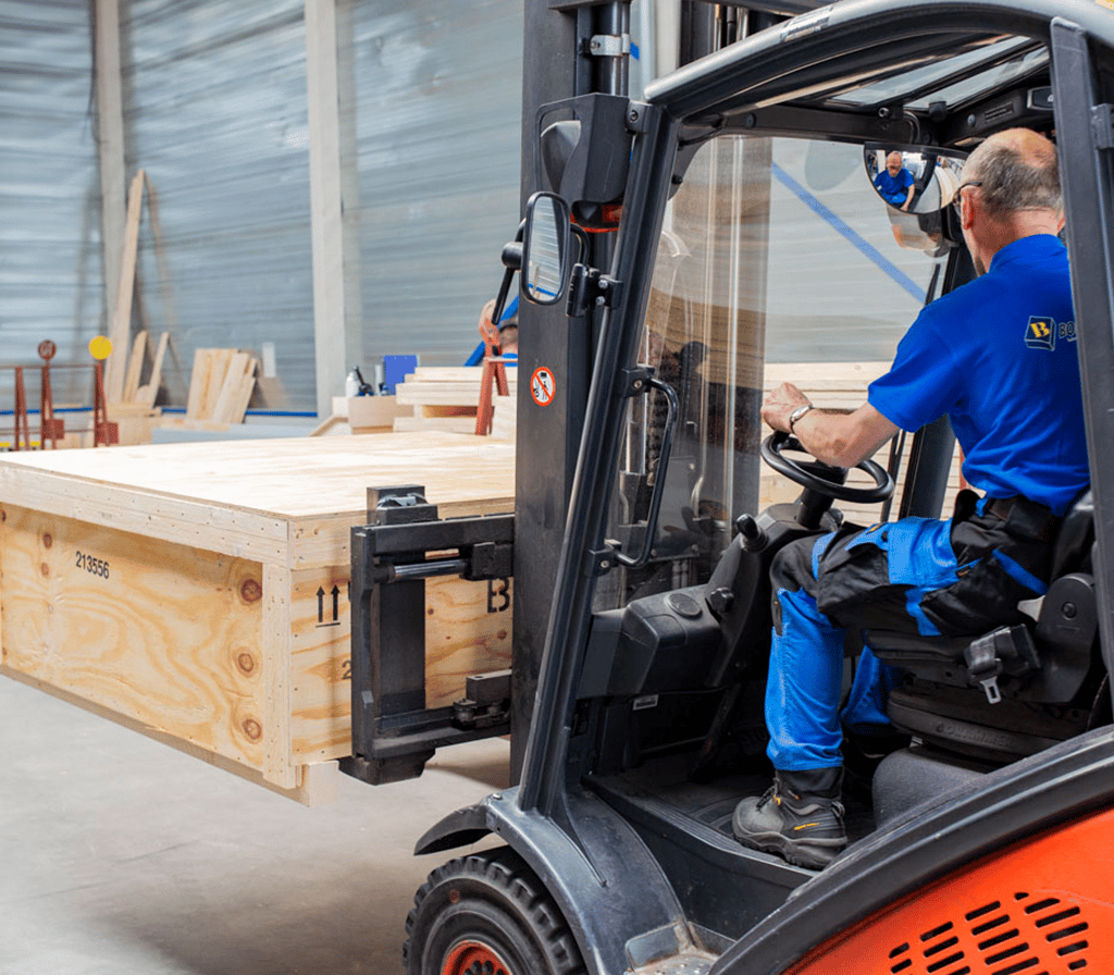 houten transportkist op een heftruck