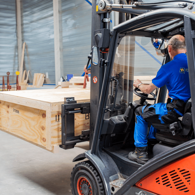 houten transportkist op een heftruck