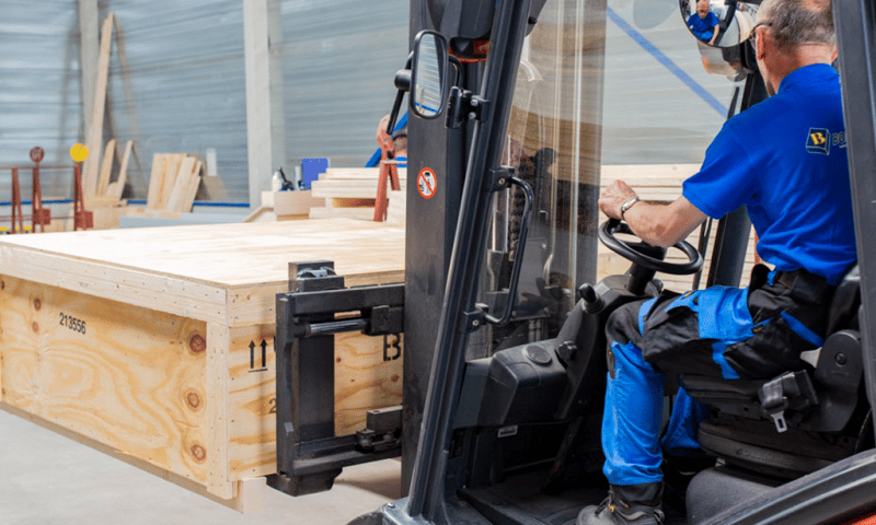 houten transportkist op een heftruck