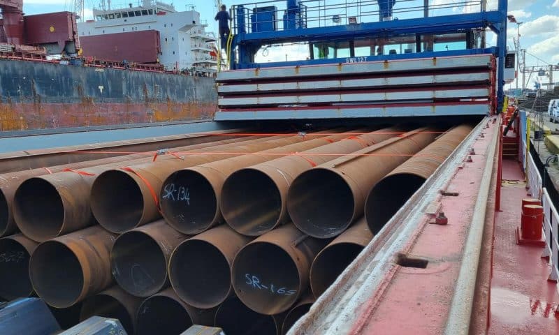 Ronde stalen buizen in een schip