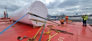 Biertank vastgezet bovenop schip